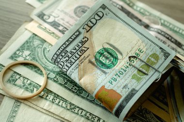 Para, masadaki Amerikan doları banknotları. Dolar banknotları. Finans, İş ve Ekonomi kavramı. 