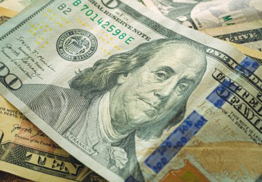 Para, masadaki Amerikan doları banknotları. Dolar banknotları. Finans, İş ve Ekonomi kavramı.