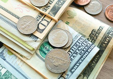 Para, Amerikan Doları (USD). Bozuk paralar ve tahtadan bir masanın üzerine birkaç banknot. Finans, tasarruf ve ekonomi kavramı.