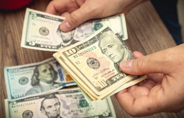 Para, Amerikan doları. Dolar sayan bir kadın. Fotoğrafı kapat. Ekonomi ve kişisel finans kavramı.