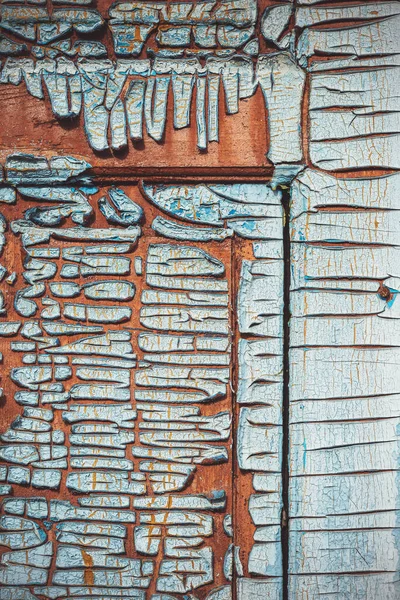 木製のドアを閉じるまでの断片 古い絵だ 古い塗料のクラック 木製の表面に割れた塗料 亀裂の質感 古い木の質感 歯ざわりだ 青の背景 — ストック写真