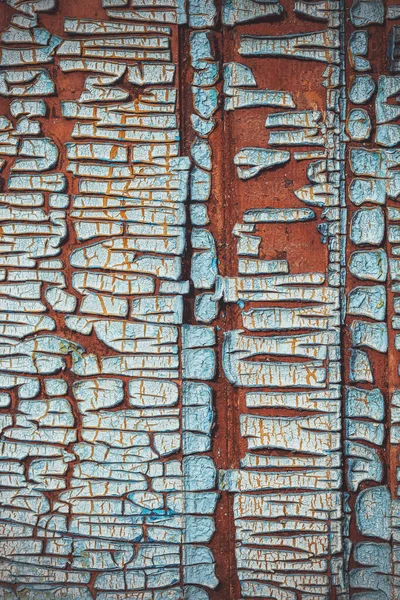 木製のドアを閉じるまでの断片 古い絵だ 古い塗料のクラック 木製の表面に割れた塗料 亀裂の質感 古い木の質感 歯ざわりだ 青の背景 — ストック写真