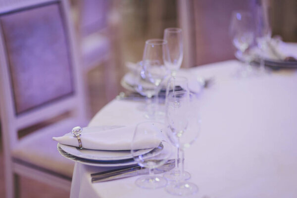 Элегантная обстановка ресторана в мягко освещенном банкетном зале для высококлассного мероприятия в вечернее время