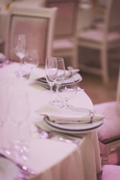 Элегантная обстановка ресторана в мягко освещенном банкетном зале для высококлассного мероприятия в вечернее время