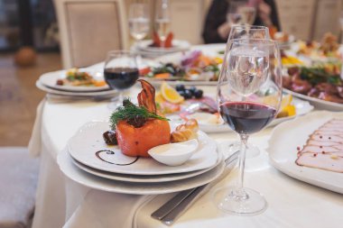 Şık bir akşam yemeği için çeşitli peynir, meyve ve çıtır çıtır atıştırmalıklar hazırlandı.