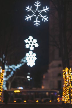 Parlak kar taneleri ışıkları, tatil sezonu boyunca şehirde şenlik ortamını aydınlatıyor.