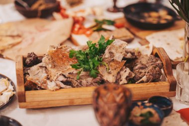 Arkadaşları bir masanın etrafında bir araya getirerek öğlenki sıradan bir ortamda yemek ve içeceklerin tadını çıkarıyorlar.