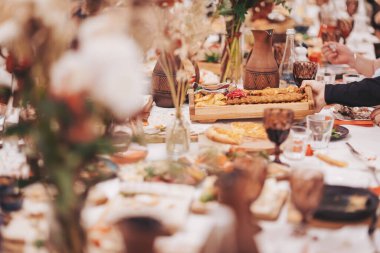 Lezzetli yemek, ahşap tabakta servis edilir. Yemek saatinde bir restoranda yemek masasında çeşitli tabaklar ve soslarla servis edilir.