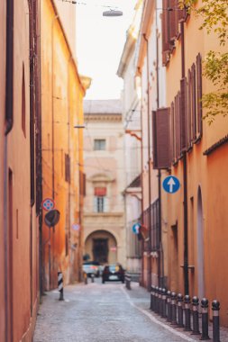 Sıcak turuncu duvarların zengin tarihi yansıttığı Bolonya 'nın dar, güneşli sokaklarında dolaş. Neşeli atmosferde neşe, antika dükkanlar ve davetkar kafelerle görüldü.