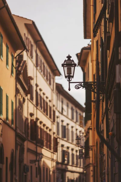 Floransa 'da, karmaşık detaylarla süslenmiş zarif binaların sergilendiği hoş bir sahne gözler önüne seriliyor. Gölgeler kaldırım taşı yolunda dans ederken altın ışık büyülü bir atmosfer yaratır. İtalya, 01.11.2025