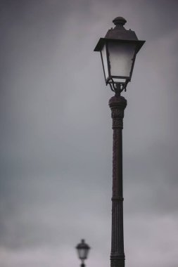 Yalnız bir klasik sokak lambası karanlık gökyüzüne doğru uzanır, alacakaranlık çöktüğünde yumuşak bir parıltı saçar. Serin melodiler huzurlu bir ortam yaratıyor, sessiz düşünceleri davet ediyor.