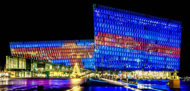 Gece Harpa Konser Salonu Reykjavik İzlanda 'da uzun pozlu fotoğraf
