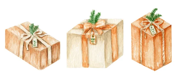 Рождественский новогодний подарок коробки, подарки с шелковой лентой луки и сосновые ветви на белом фоне. Рождество сюрприз реалистичный элемент, зимняя продажа, скидки дизайн символ — стоковое фото