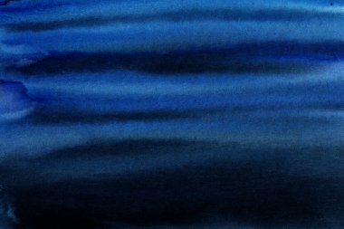 Koyu mavi suluboya soyut arkaplan. Gece gökyüzü basit çivit rengi El boyalı çizimler. Aquarelle davetiye kartı tasarımı için desenli kağıt tuval boyadı.