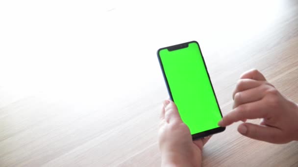 Telefon ruční chroma klíč Zelená obrazovka Mock-up pro sledování obsahu Close-up. Přetažení doleva a na střed Klikněte pro surfování na webu obchodu. Svislý displej smartphonu. — Stock video