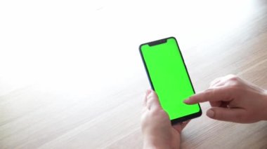 İçerik Kapanışı 'nı izlemek için telefon eli kroma tuşlu yeşil ekran modeli. Mağazanın Sörf Sörfü için Sol ve Merkez Tıklayın. Dikey akıllı telefon görüntüsü.