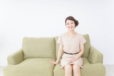 Kanepedeki kadın birini evine davet ediyor.