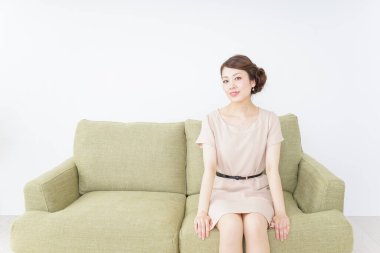 Kanepedeki kadın birini evine davet ediyor.