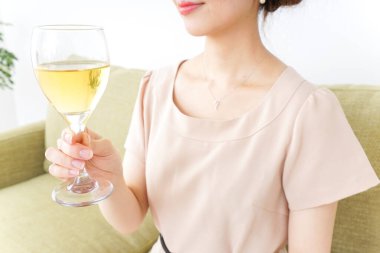 Evde alkol alan bir kadın. 