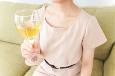 Evde alkol alan bir kadın. 