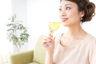 Evde alkol alan bir kadın. 