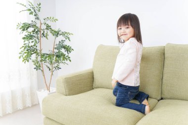 Odada tek başına oynayan bir çocuk.