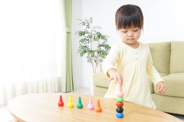 Küçük şirin çocuk oynuyor.