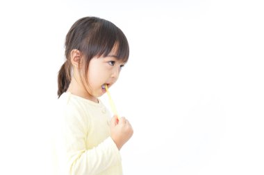 küçük çocuk diş fırçalama