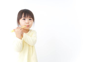 küçük çocuk diş fırçalama