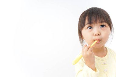 küçük çocuk diş fırçalama