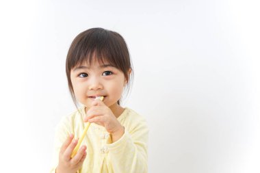 küçük çocuk diş fırçalama