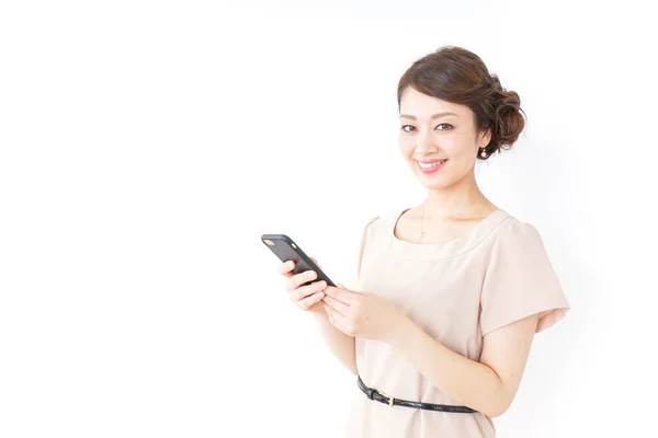 Mulher Vestido Usando Smartphone Posando Isolado Fundo Branco — Fotografia de Stock