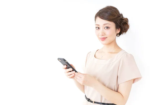Mulher Vestido Usando Smartphone Posando Isolado Fundo Branco — Fotografia de Stock