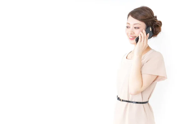 Akıllı Telefon Kullanan Beyaz Arka Planda Yalnız Poz Veren Kadın — Stok fotoğraf