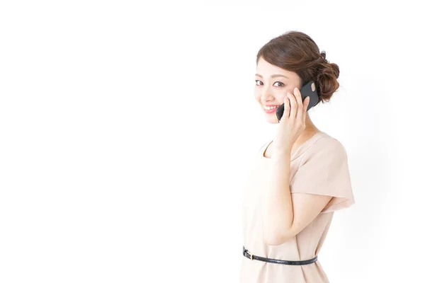 Akıllı Telefon Kullanan Beyaz Arka Planda Yalnız Poz Veren Kadın — Stok fotoğraf