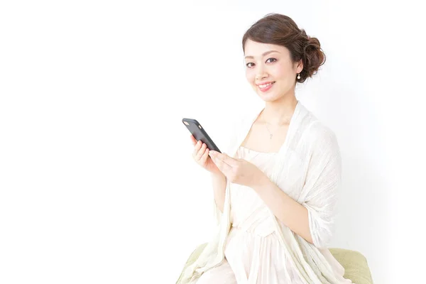 Femme Robe Utilisant Smartphone — Photo