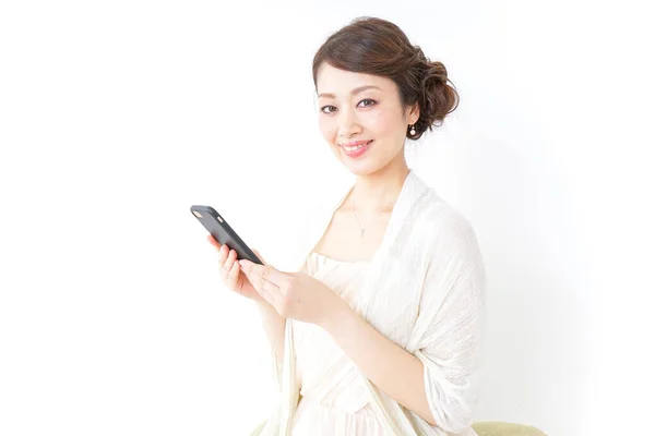 Femme Robe Utilisant Smartphone — Photo