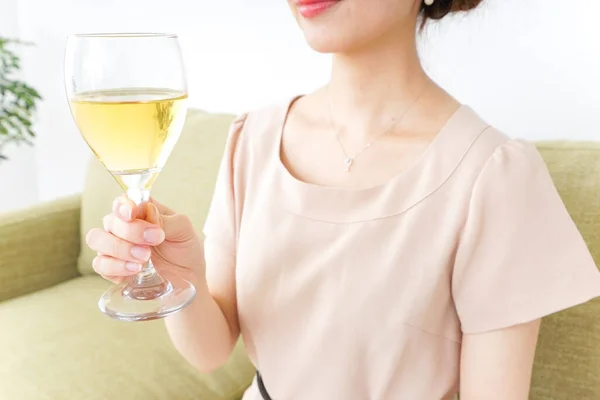 Vrouw Die Thuis Alcohol Drinkt — Stockfoto