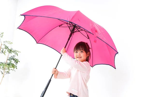 Şemsiye Açan Bir Çocuk — Stok fotoğraf