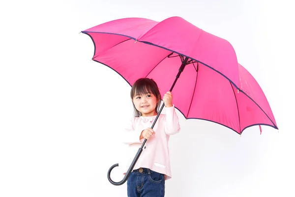 Ein Kind Öffnet Einen Regenschirm — Stockfoto