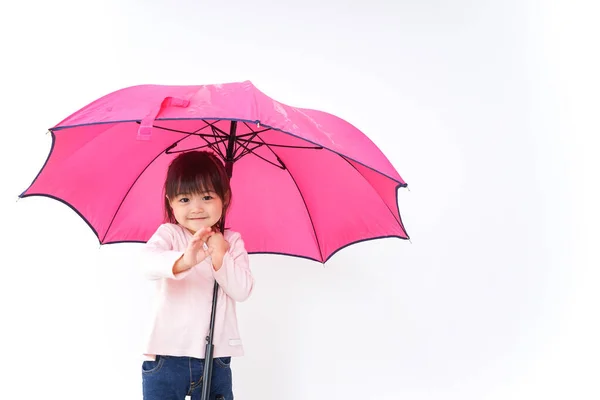 Ein Kind Öffnet Einen Regenschirm — Stockfoto