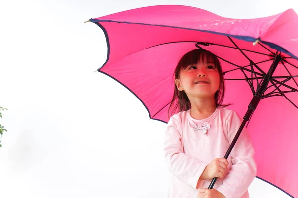 Ein Kind Öffnet Einen Regenschirm — Stockfoto