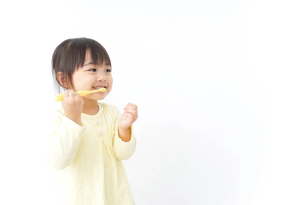 Pequeña Niña Cepillándose Los Dientes — Foto de Stock