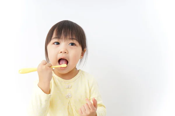 Pequeña Niña Cepillándose Los Dientes — Foto de Stock