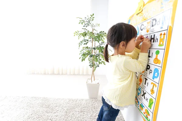 Söt Liten Barn Studerar Engelska — Stockfoto