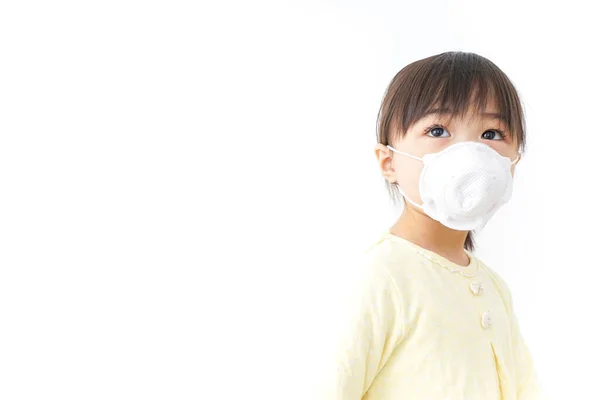 Niño Con Una Máscara Facial — Foto de Stock