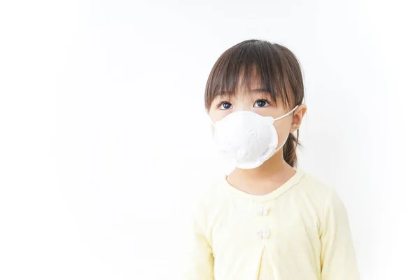 Niño Con Una Máscara Facial — Foto de Stock