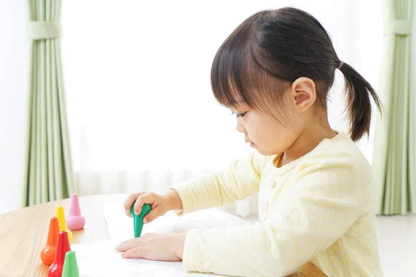 Lindo Niño Pequeño Pintura Imágenes — Foto de Stock