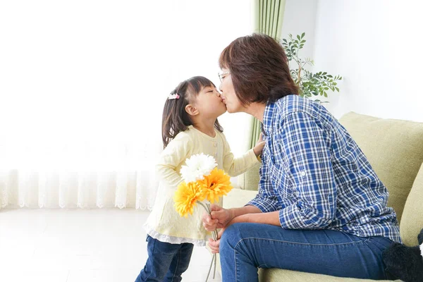 Enfant Donnant Des Fleurs Grand Mère — Photo