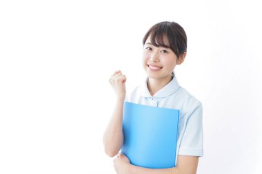 Genç hemşire üniformalı.